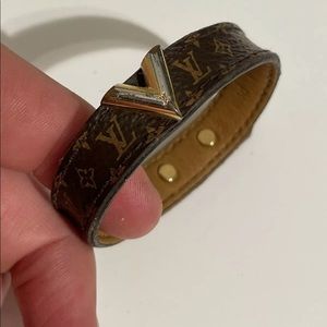 Louis Vuitton M6042 Size 17 Monogram V canvas bracelet